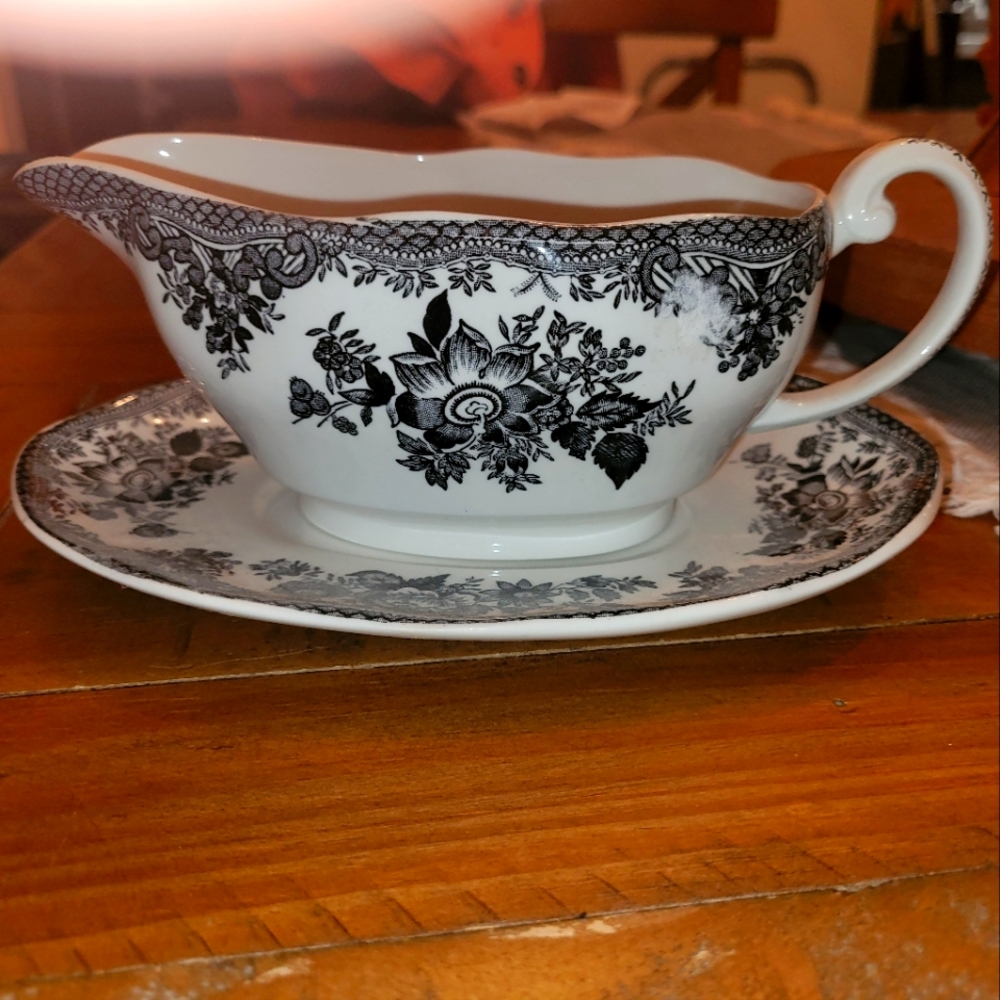 Johnson bros Gravy Boat & Underplate/Relish Tray